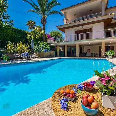 Designer Retreat With Pool